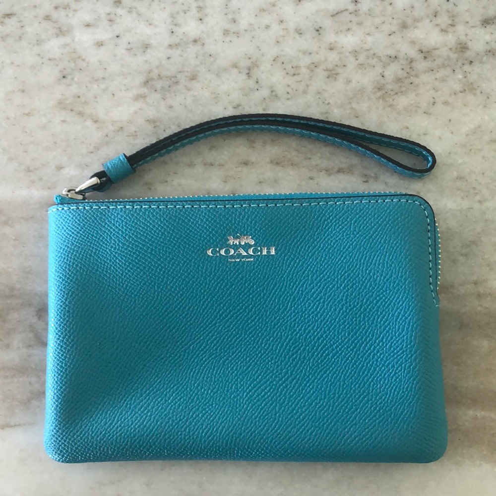NWT Coach Wristlet Corner Zip
